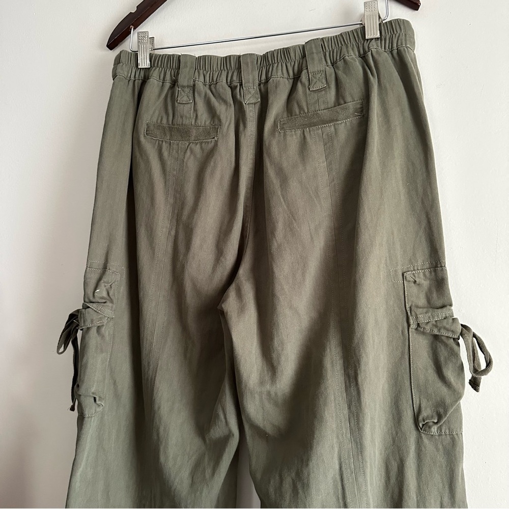 Jacquie The Label • Cotton Cargo‎ Pants in Green - Picture 5 of 9